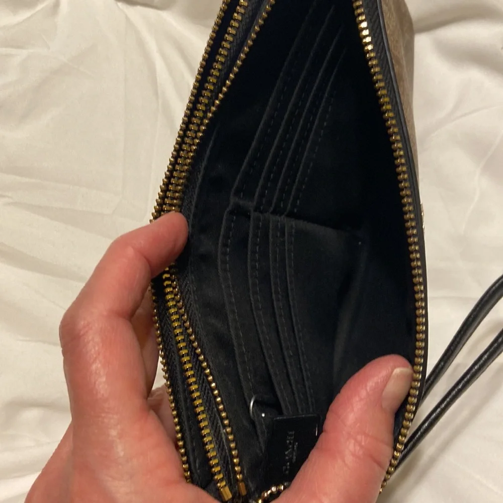 Coach Classic Wristlet, Double Zipper, beige and black, tag, gold hardware EUC - Picture 9 of 10